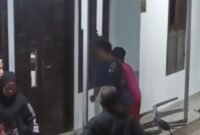 Rumah terduga pelaku pencabulan di Sagulung diamuk massa pada Jumat (26/9/2025). Foto:Screenshot