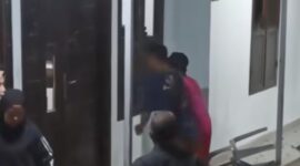 Rumah terduga pelaku pencabulan di Sagulung diamuk massa pada Jumat (26/9/2025). Foto:Screenshot