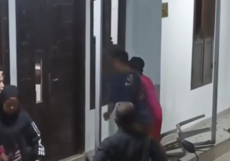 Rumah terduga pelaku pencabulan di Sagulung diamuk massa pada Jumat (26/9/2025). Foto:Screenshot