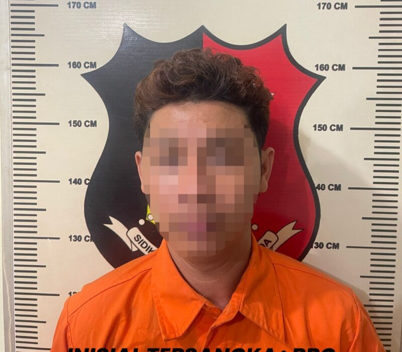 Pelaku penusukan di Polsek Bengkong saat diamankan polisi, di salah satu spa kawasan Nagoya Hill, Jumat (26/7/2025). Matapedia6.com/Dok Polresta
