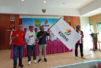  Ketua Kormi Batam Hendrik saat mengibarkan bendera usai terpilih di Kantor Dispora Batam, Selasa (30/9/2025). Foto:Zalfirega