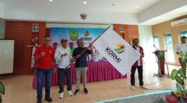  Ketua Kormi Batam Hendrik saat mengibarkan bendera usai terpilih di Kantor Dispora Batam, Selasa (30/9/2025). Foto:Zalfirega
