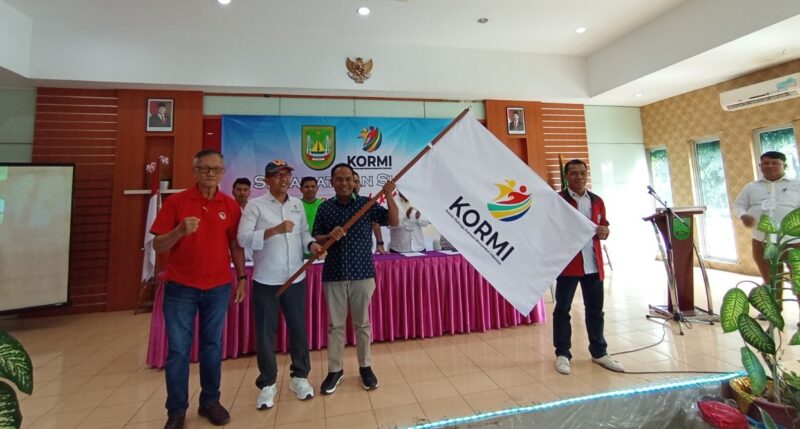  Ketua Kormi Batam Hendrik saat mengibarkan bendera usai terpilih di Kantor Dispora Batam, Selasa (30/9/2025). Foto:Zalfirega