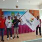  Ketua Kormi Batam Hendrik saat mengibarkan bendera usai terpilih di Kantor Dispora Batam, Selasa (30/9/2025). Foto:Zalfirega