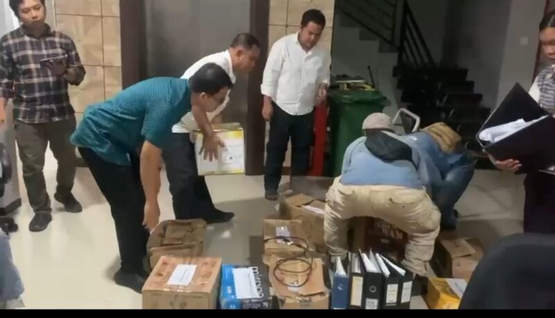 Tim Kejari Batam memeriksa dokumen hotel  Da Vienna beberapa hari lalu. Foto:dok/Screenshot
