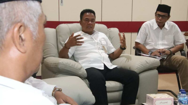 Wakil Ketua I DPRD Batam Aweng saat menerima Lembaga Dakwah Islam Indonesia (LDII) Kecamatan Sekupang dan Batu Aji dalam audiensi di ruang kerjanya, Senin (13/10/2025). Foto:Istimewa 