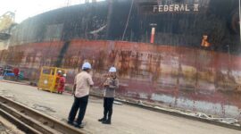 Polisi tengah olah TKP di korban laka kerja kapal terbakar di PT ASL. Foto:Istimewa