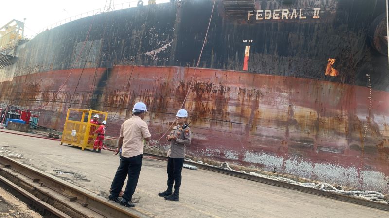 Polisi tengah olah TKP di korban laka kerja kapal terbakar di PT ASL. Foto:Istimewa