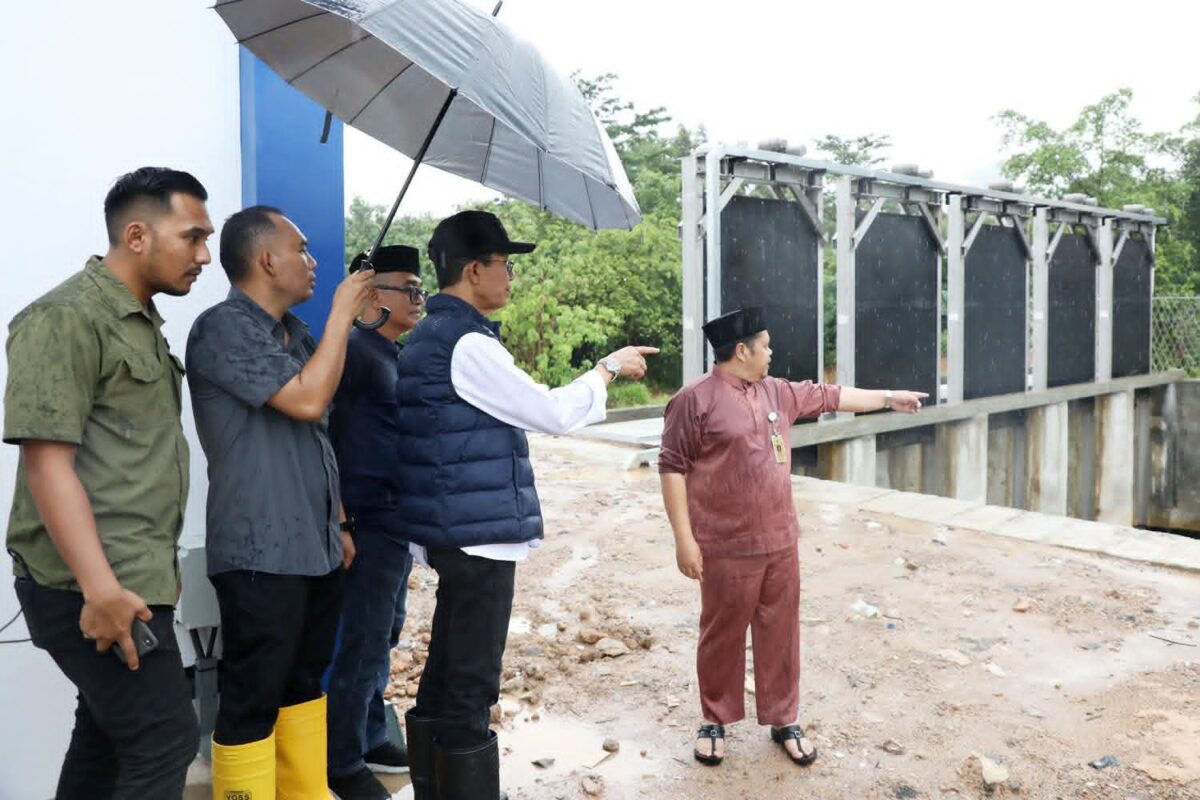 Kepala BP Batam itu bersama Kepala Dinas Bina Marga dan Sumber Daya Air (DBMSDA) Kota Batam Suhar meninjau langsung rumah pompa baru di kawasan Pasar Jodoh sekaligus menegur praktik parkir liar kontainer di bahu jalan Batu Ampar, Jumat (3/10/2025). Foto:Diskominfo