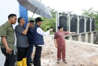 Kepala BP Batam itu bersama Kepala Dinas Bina Marga dan Sumber Daya Air (DBMSDA) Kota Batam Suhar meninjau langsung rumah pompa baru di kawasan Pasar Jodoh sekaligus menegur praktik parkir liar kontainer di bahu jalan Batu Ampar, Jumat (3/10/2025). Foto:Diskominfo