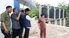 Kepala BP Batam itu bersama Kepala Dinas Bina Marga dan Sumber Daya Air (DBMSDA) Kota Batam Suhar meninjau langsung rumah pompa baru di kawasan Pasar Jodoh sekaligus menegur praktik parkir liar kontainer di bahu jalan Batu Ampar, Jumat (3/10/2025). Foto:Diskominfo