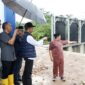 Kepala BP Batam itu bersama Kepala Dinas Bina Marga dan Sumber Daya Air (DBMSDA) Kota Batam Suhar meninjau langsung rumah pompa baru di kawasan Pasar Jodoh sekaligus menegur praktik parkir liar kontainer di bahu jalan Batu Ampar, Jumat (3/10/2025). Foto:Diskominfo