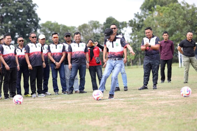 Wali Kota Batam, Amsakar Achmad, dan Ketua Askot PSSI Batam Rival Pribadi membuka langsung turnamen itu di Stadion Tumenggung Abdul Jamal, Minggu (12/10/2025).Foto:Diskominfo