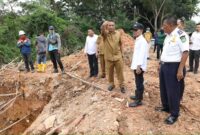Wali Kota Batam Amsakar Achmad saat meninjau proyek pembangunan box culvert di simpang hlem, Senin (13/10/2025). Foto:Diskominfo