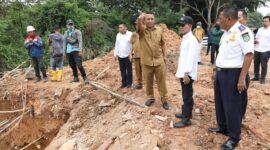 Wali Kota Batam Amsakar Achmad saat meninjau proyek pembangunan box culvert di simpang hlem, Senin (13/10/2025). Foto:Diskominfo