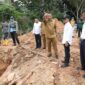 Wali Kota Batam Amsakar Achmad saat meninjau proyek pembangunan box culvert di simpang hlem, Senin (13/10/2025). Foto:Diskominfo
