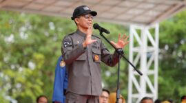 Wali Kota Batam sekaligus kepala BP Batam Amsakar Achmad saat memberikan arahan Apel Gabungan Satpol PP dan Ditpam di Dataran Engku Putri, Batam centre, Senin (13/10/2025).Matapedia6.com/Diskominfo