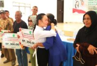 Wakil Wali Kota Batam, Li Claudia Chandra, serahkan bantuan lansia di Kecamatan Belakang Padang di pusatkan di Gedung Nasional Belakang Padang, Selasa (14/10/2025). Matapedia6.com/Diskominfo