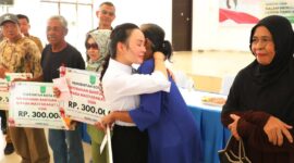 Wakil Wali Kota Batam, Li Claudia Chandra, serahkan bantuan lansia di Kecamatan Belakang Padang di pusatkan di Gedung Nasional Belakang Padang, Selasa (14/10/2025). Matapedia6.com/Diskominfo