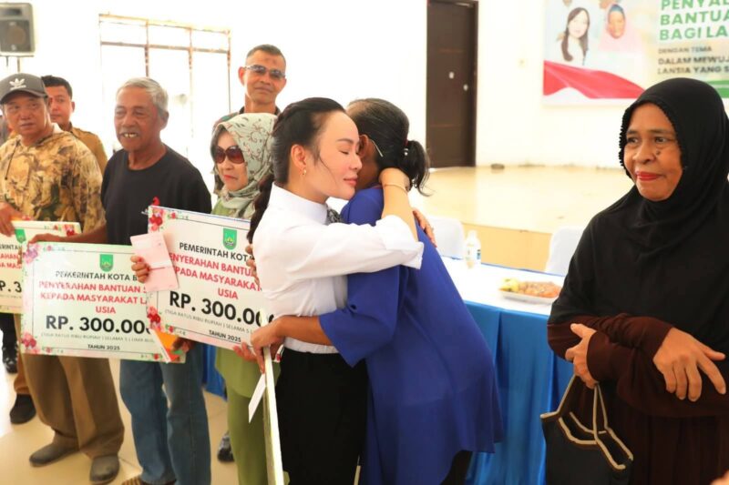 Wakil Wali Kota Batam, Li Claudia Chandra, serahkan bantuan lansia di Kecamatan Belakang Padang di pusatkan di Gedung Nasional Belakang Padang, Selasa (14/10/2025). Matapedia6.com/Diskominfo