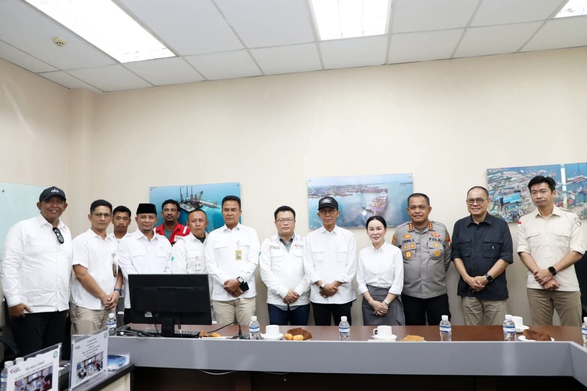 Kepala BP Batam Amsakar dan Wakil Kepala BP Batam Li Claudia bersama manajemen PT dan DPR RI serta DPRD Batam dan Kapolresta Barelang, Kamis (16/10/2025). Foto:Humas BP Batam