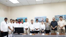 Kepala BP Batam Amsakar dan Wakil Kepala BP Batam Li Claudia bersama manajemen PT  dan DPR RI serta DPRD Batam dan Kapolresta Barelang, Kamis (16/10/2025). Foto:Humas BP Batam