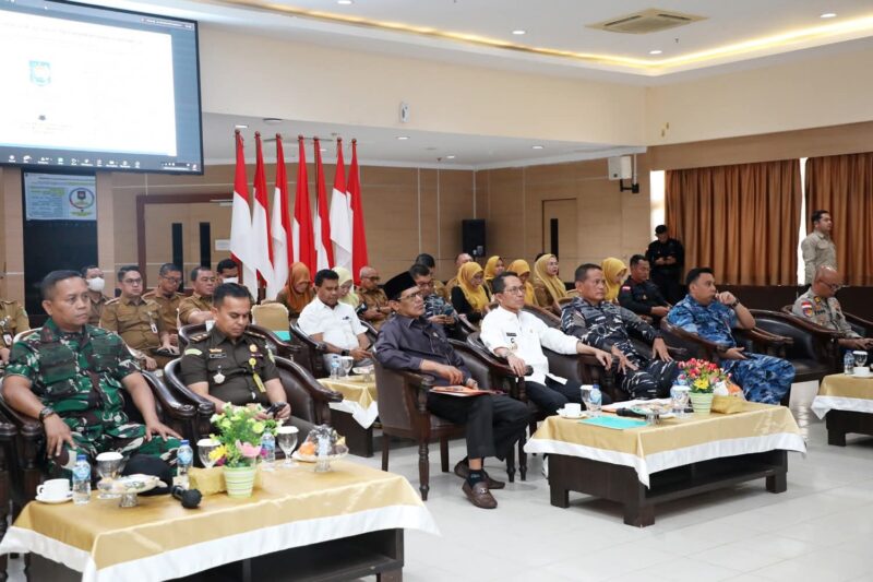 Amsakar saat mengikuti Rapat Koordinasi Pengendalian Inflasi Daerah dan Percepatan Realisasi Belanja 2025 secara daring dari Aula Engku Hamidah, Kantor Wali Kota Batam, Senin (20/10/2025). Foto:Diskominfo