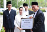 Wakil Wali kota Batam Li Claudia berikan penghargaan di hari Santri ke Kemenag Batam Budi Dermawan, Rabu (22/10/2025). Foto:Dok/Diskominfo