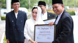 Wakil Wali kota Batam Li Claudia berikan penghargaan di hari Santri ke Kemenag Batam Budi Dermawan, Rabu (22/10/2025). Foto:Dok/Diskominfo