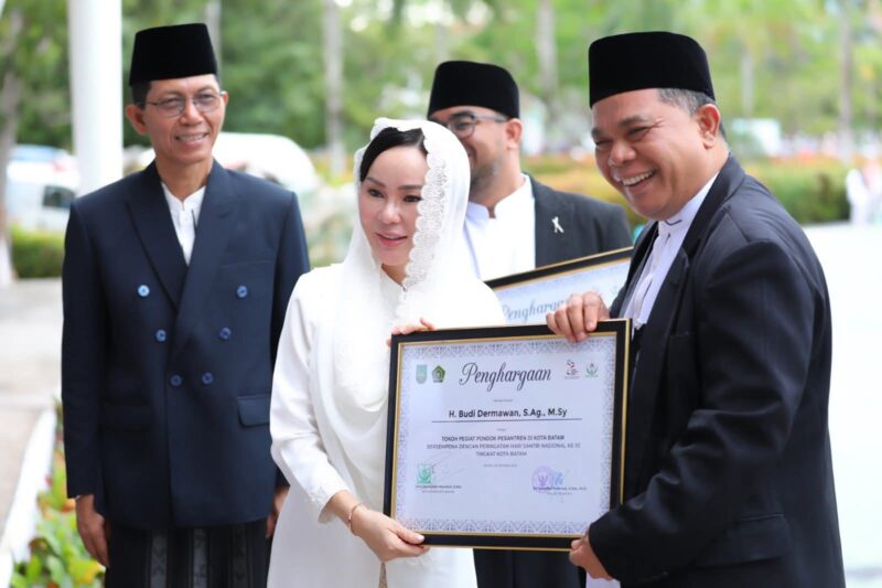 Wakil Wali kota Batam Li Claudia berikan penghargaan di hari Santri ke Kemenag Batam Budi Dermawan, Rabu (22/10/2025). Foto:Dok/Diskominfo