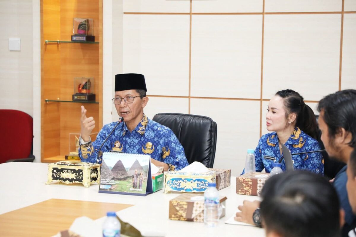 Wali Kota Batam Amsakar Achmad didampingi Wakil Wali Kota Batam Li Claudia Chandra saat memimpin rapat Koordinasi dengan Tim terpadu penanganan Konflik di Kota Batam, Selasa (28/10/2025). Matapedia6.com/Diskominfo