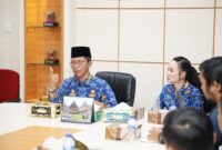 Wali Kota Batam Amsakar Achmad didampingi Wakil Wali Kota Batam Li Claudia Chandra saat memimpin rapat Koordinasi dengan Tim terpadu penanganan Konflik di Kota Batam, Selasa (28/10/2025). Matapedia6.com/Diskominfo