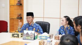 Wali Kota Batam Amsakar Achmad didampingi Wakil Wali Kota Batam Li Claudia Chandra saat memimpin rapat Koordinasi dengan Tim terpadu penanganan Konflik di Kota Batam, Selasa (28/10/2025). Matapedia6.com/Diskominfo