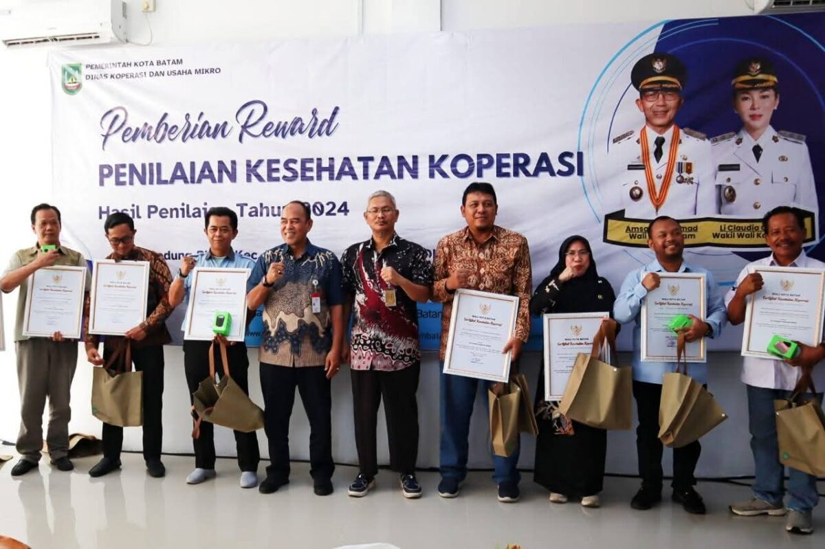Penerima sertifikat Kesehatan Koperasi Tahun 2025, foto bersama usai kegiatan di Gedung PLUT KUMKM Batam, Kamis (30/10/2025). Matapedia6.com/Diskominfo