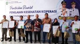 Penerima sertifikat Kesehatan Koperasi Tahun 2025, foto bersama usai kegiatan di Gedung PLUT KUMKM Batam, Kamis (30/10/2025). Matapedia6.com/Diskominfo