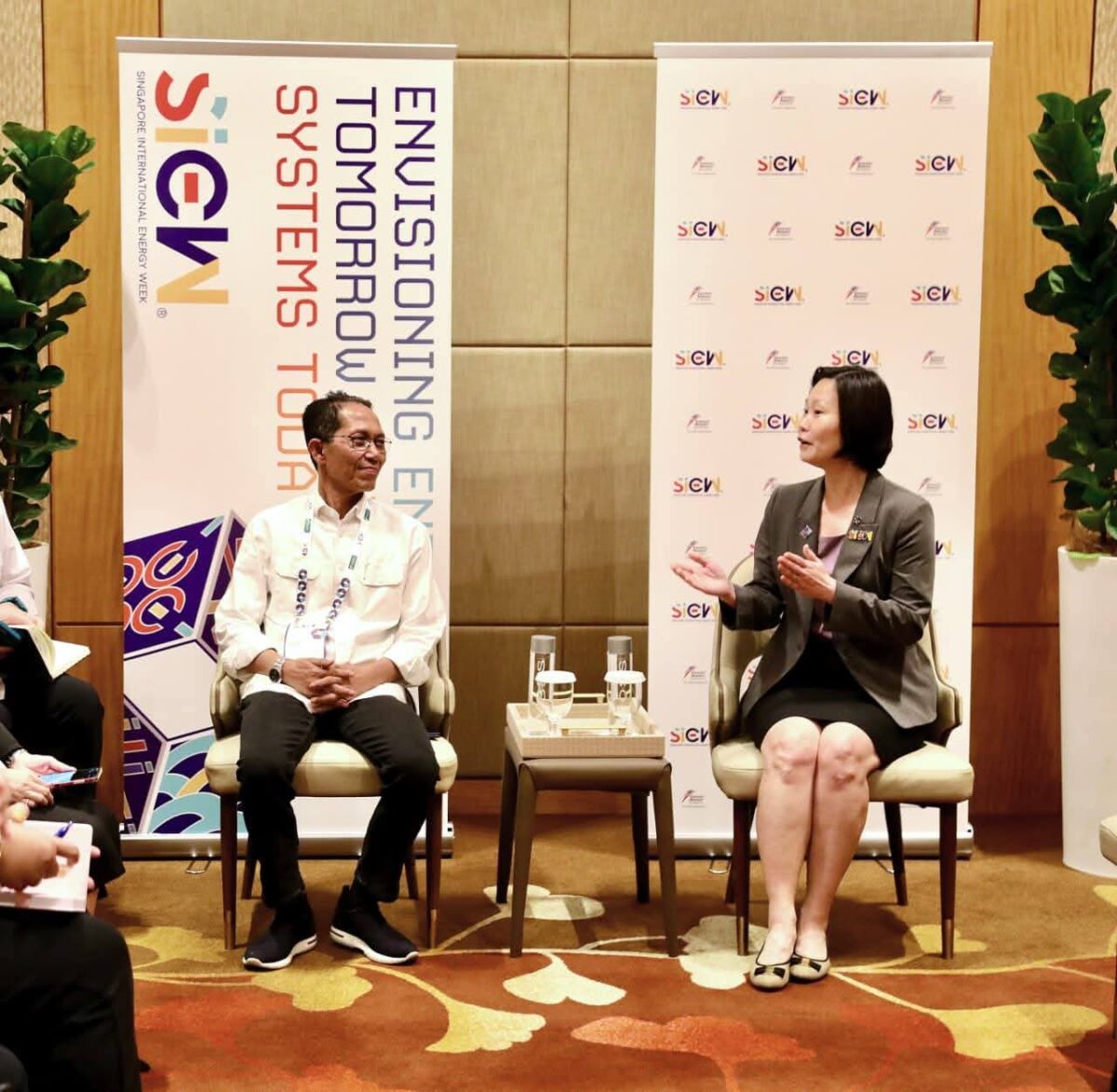 Kepala BP Batam sekaligus Wali Kota Batam, Amsakar Achmad, dan Wakil Kepala BP Batam/Wakil Wali Kota Batam, Li Claudia Chandra hadiri pertemuan dengan Minister of State for Foreign Affairs and Trade & Industry Singapore, Gan Siao Huang, di Sands Expo and Convention Centre, Singapura, Rabu (29/10/2025). Matapedia6.com/Diskominfo