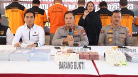 Kapolda Kepri Irjen Pol Asep Syafrudin didampingi Dirreskrimsus Polda Kepri Kombes. Pol. Silvester M.M. Simamora saat konferensi pers penetapan tersangka pegawai BP Batam, Rabu (1/10/2025). Mataledia6.com/Dok Humas Polda