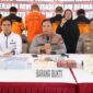 Kapolda Kepri Irjen Pol Asep Syafrudin didampingi Dirreskrimsus Polda Kepri Kombes. Pol. Silvester M.M. Simamora saat konferensi pers penetapan tersangka pegawai BP Batam, Rabu (1/10/2025). Mataledia6.com/Dok Humas Polda