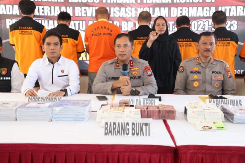 Kapolda Kepri Irjen Pol Asep Syafrudin didampingi Dirreskrimsus Polda Kepri Kombes. Pol. Silvester M.M. Simamora saat konferensi pers penetapan tersangka pegawai BP Batam, Rabu (1/10/2025). Mataledia6.com/Dok Humas Polda