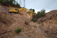 Kondisi pemotongan bukit di seberang jalan pemakaman Sei Temiang, Kota Batam Provinsi Kepri, Rabu (1/10/2025).