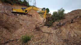 Kondisi pemotongan bukit di seberang jalan pemakaman Sei Temiang, Kota Batam Provinsi Kepri, Rabu (1/10/2025).