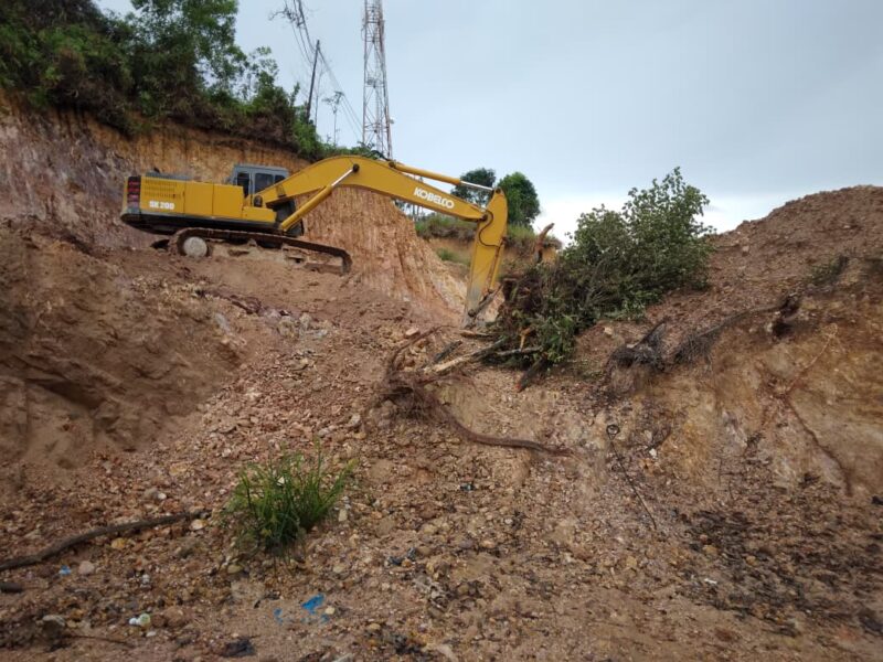 Kondisi pemotongan bukit di seberang jalan pemakaman Sei Temiang, Kota Batam Provinsi Kepri, Rabu (1/10/2025).