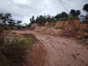 Tower telekomunikasi yang ada di lokasi terancam longsor akibat pemotongan bukit yang sedang dilakukan di seberang jalan pemakaman Sei Temiang, Rabu (1/10/2025)