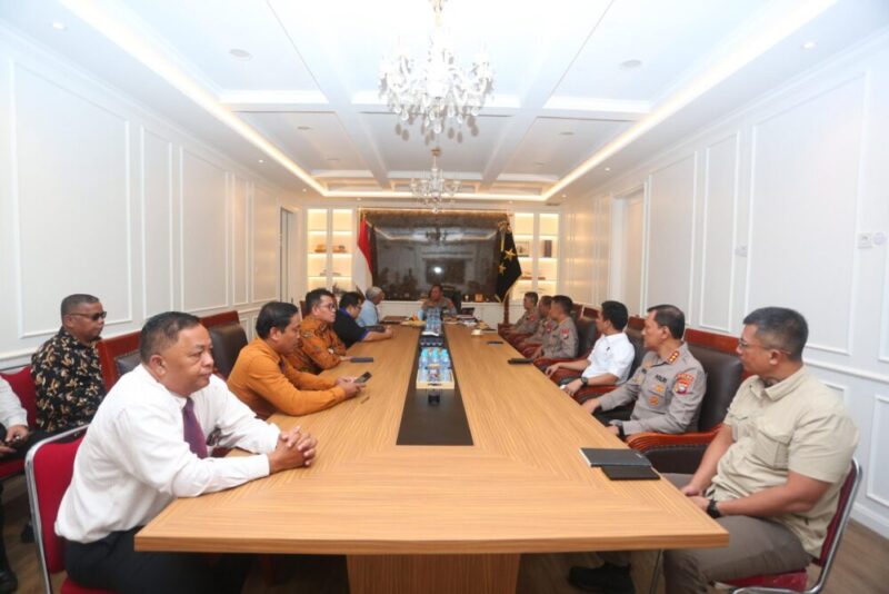 Kapolda Kepri Irjen Pol Asep Syafrudin menerima rombongan Pengurus Badan Kerja Sama Antar Gereja (BKAG) Kota Batam di ruang kerjanya, Kamis (2/10/2025). 