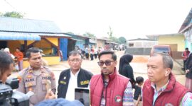 Wadirresnarkoba Polda Kepri AKBP Achmad Suherlan, saat memberikan keterangan usai melaksanakan pembagian sembako kewarga kampung Madani Simpang Dam Muka Kuning, Jumat (3/10/2025). Matapedia6.com/Dok Humas Polda