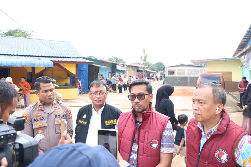 Wadirresnarkoba Polda Kepri AKBP Achmad Suherlan, saat memberikan keterangan usai melaksanakan pembagian sembako kewarga kampung Madani Simpang Dam Muka Kuning, Jumat (3/10/2025). Matapedia6.com/Dok Humas Polda