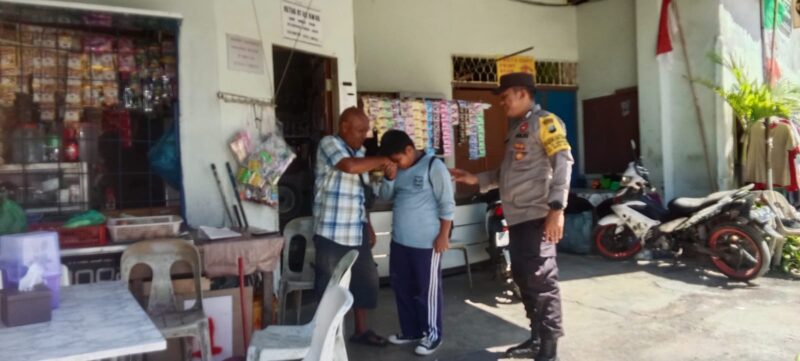 Bhabinkamtibmas Polsek Batu Ampar saat bersama anak sekolah, Sabtu (4/10/2025). Foto:dok/Polsek