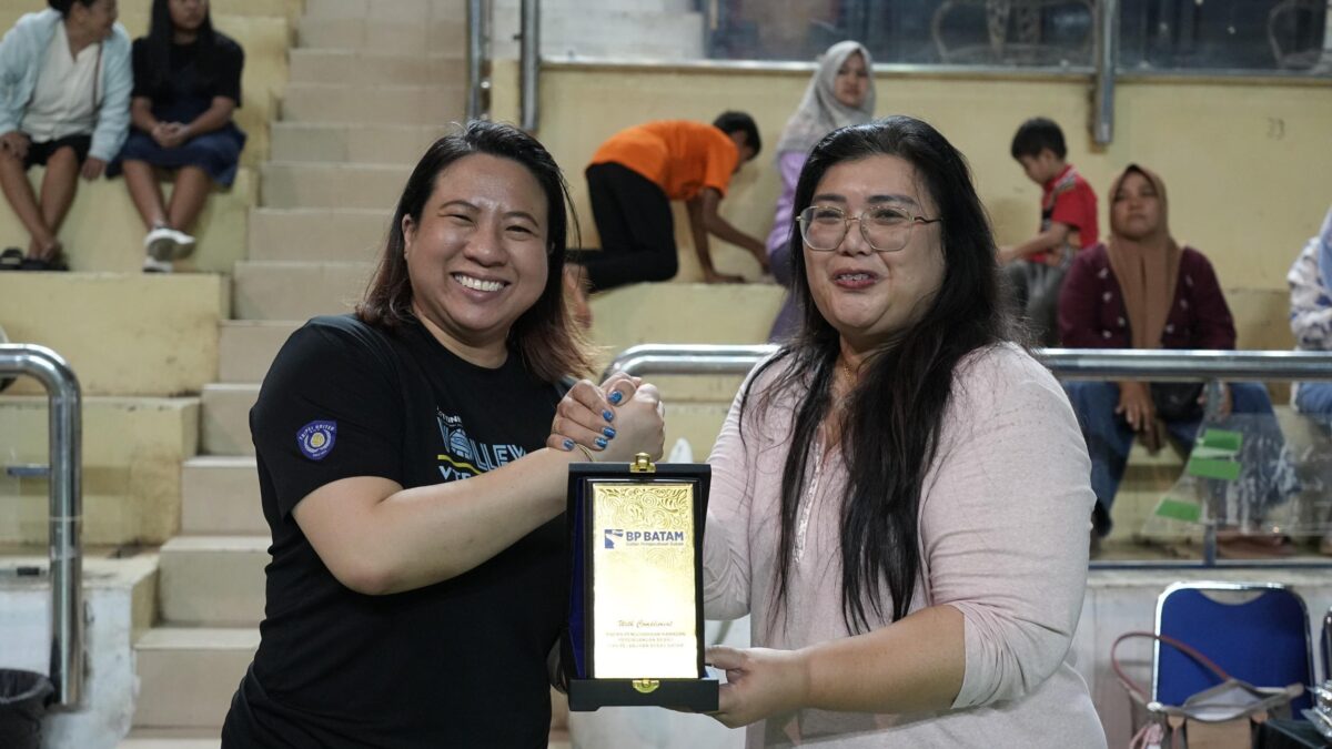 Anggota/Deputi Bidang Pelayanan Umum BP Batam, Ariastuty Sirait bersama VTeam Manager, May Leong. Foto:Humas BP