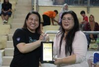 Anggota/Deputi Bidang Pelayanan Umum BP Batam, Ariastuty Sirait bersama VTeam Manager, May Leong. Foto:Humas BP 