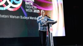 Wali Kota Batam Amsakar Achmad saat memberikan sambutan di Malam Puncak Batam Batik Fashion Week (BBFW) 2025 yang berlangsung megah di Dataran Engku Putri, Batam Centre, Sabtu (4/10/2025). Matapedia6.com/Diskominfo